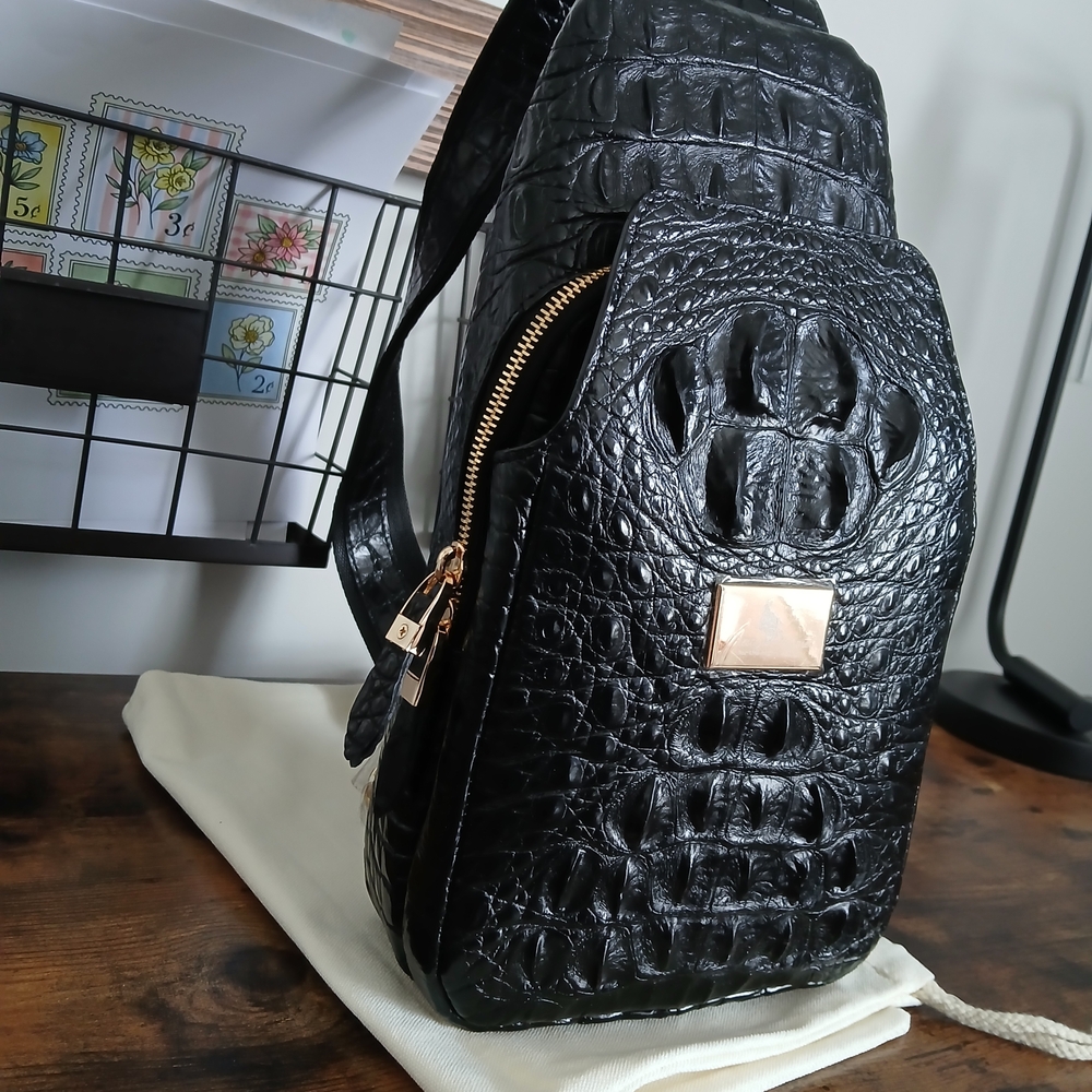Elegant Black Crocodile-Embossed Women's Bag